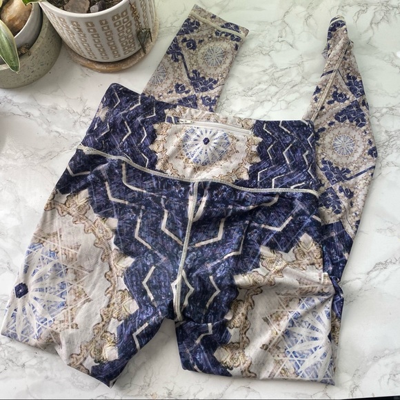 Wolven Threads Blue Scared Geometry Yoga leggings Victoria secret model - Picture 2 of 4